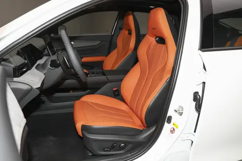 Front seats with integrated sport design