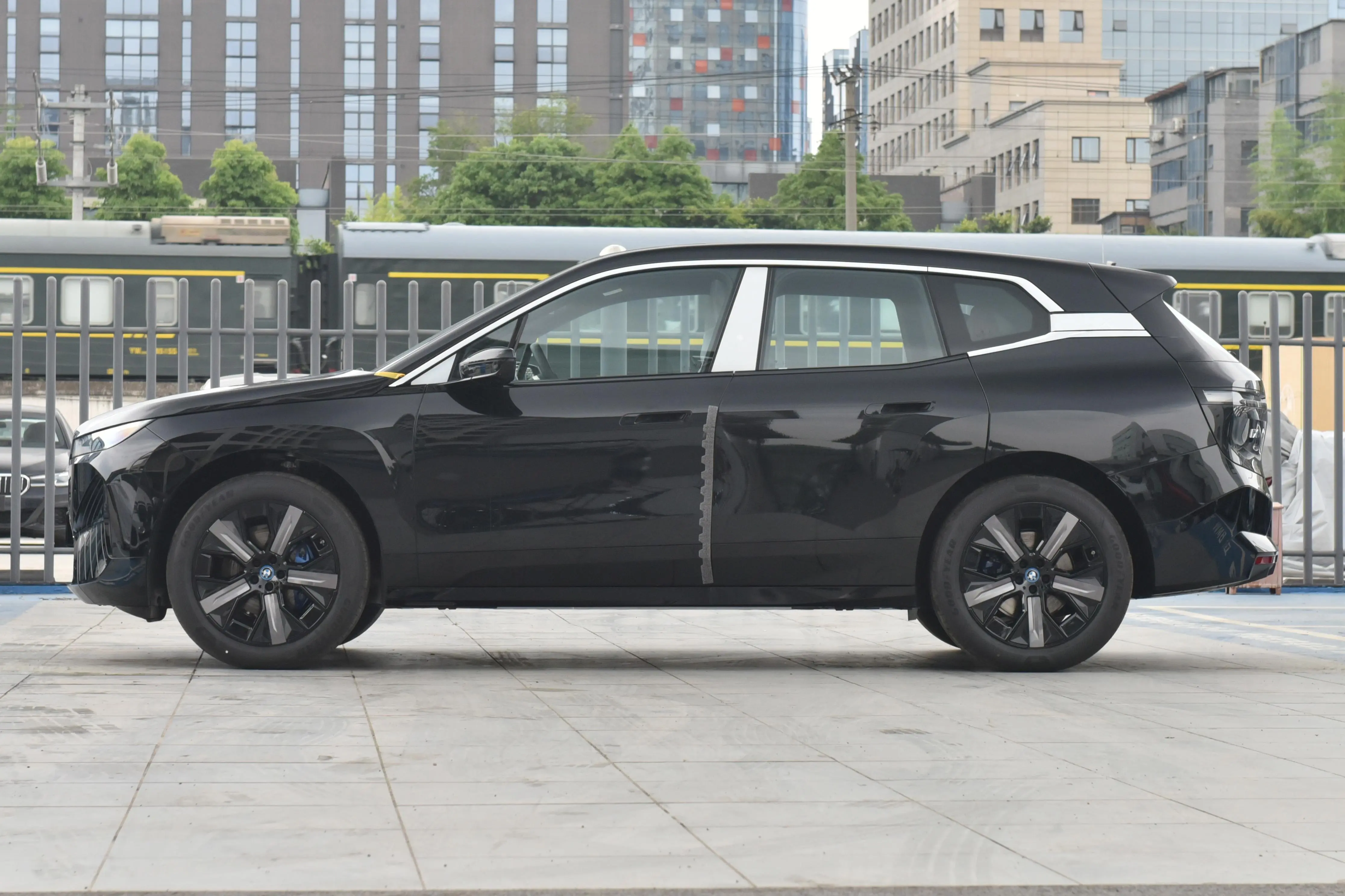 Wheelbase three meters, equipped with air suspension + lightsensing