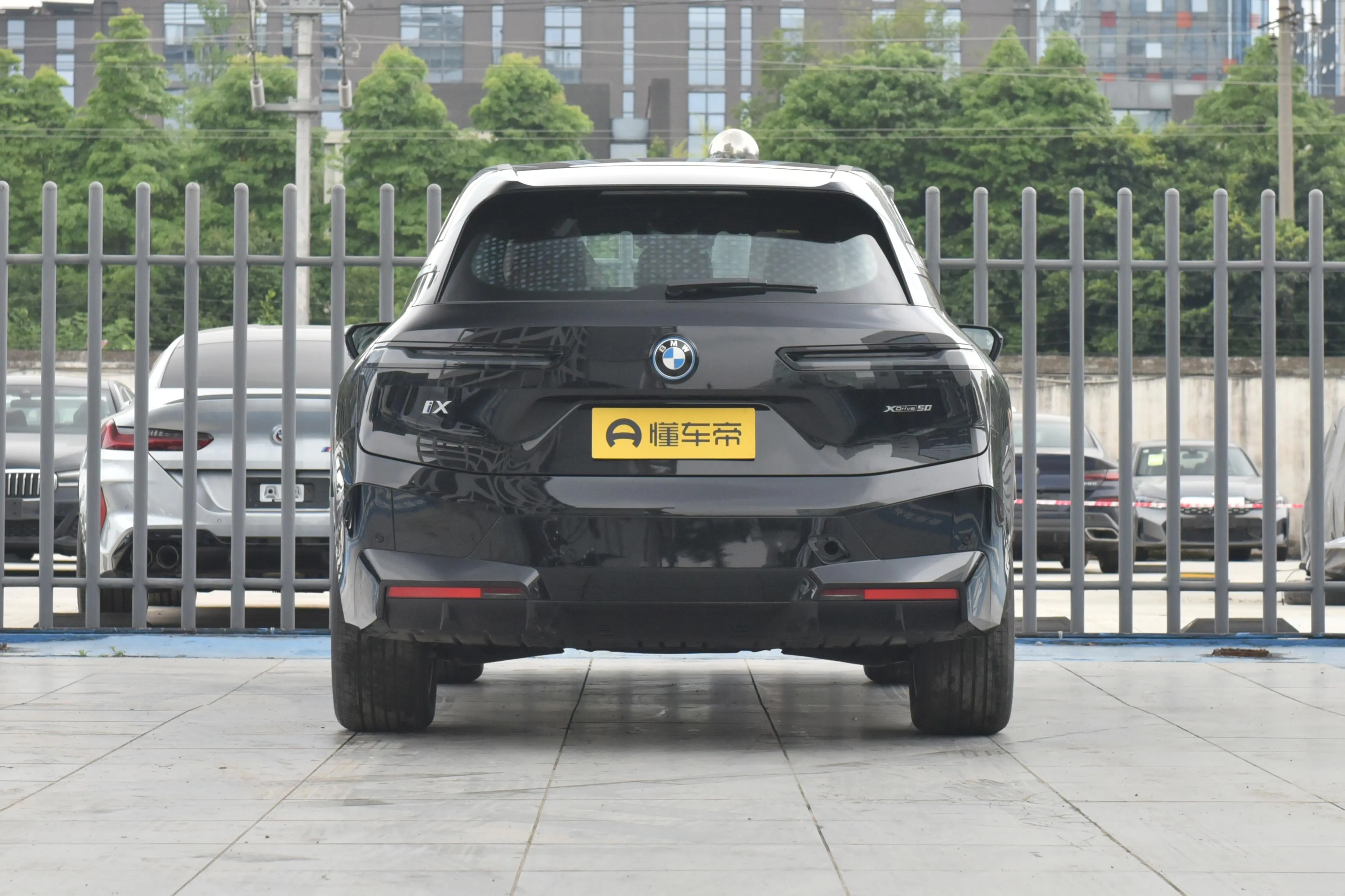 Wheelbase three meters, equipped with air suspension + lightsensing