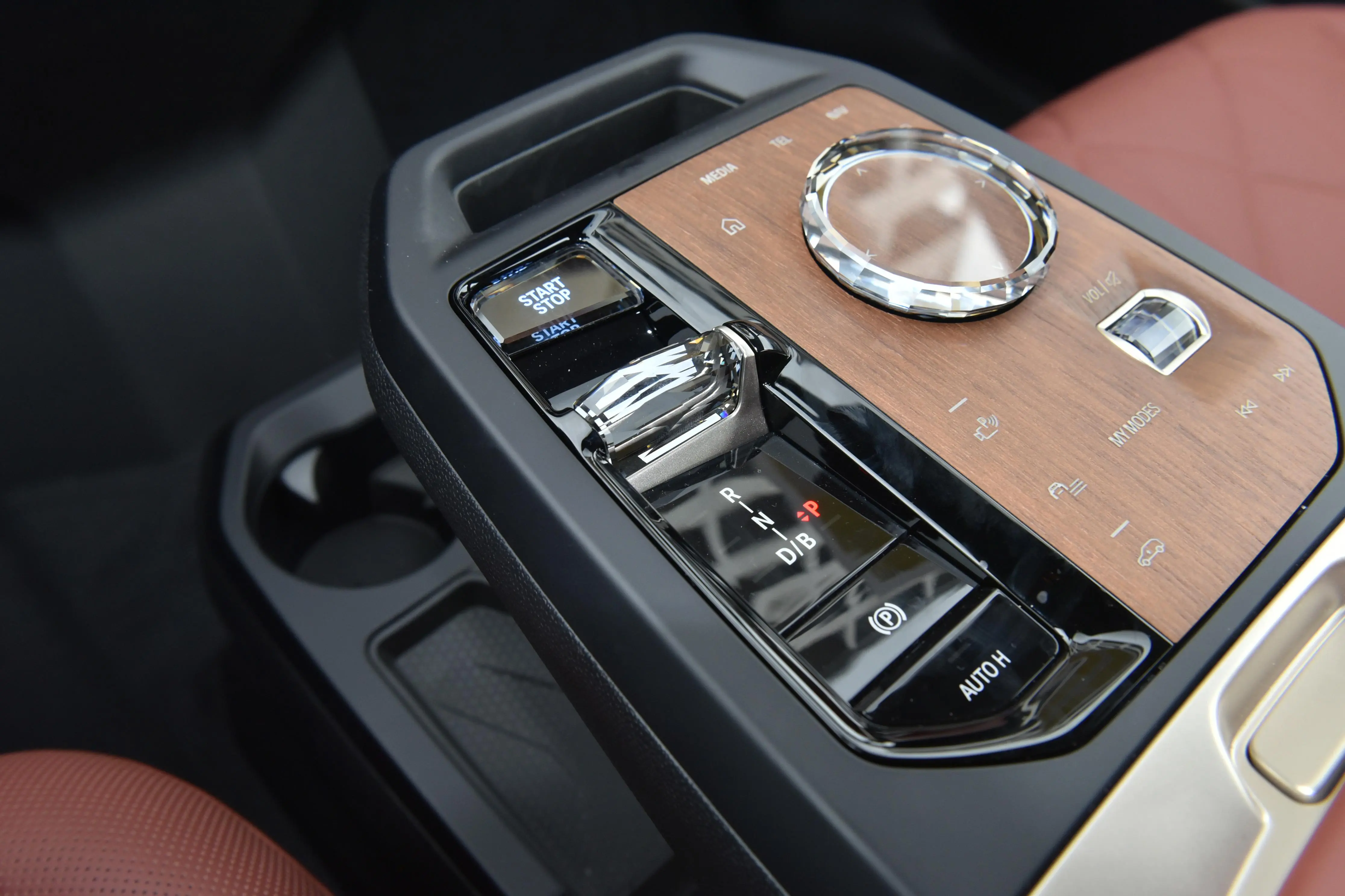 Wheelbase three meters, equipped with air suspension + lightsensing