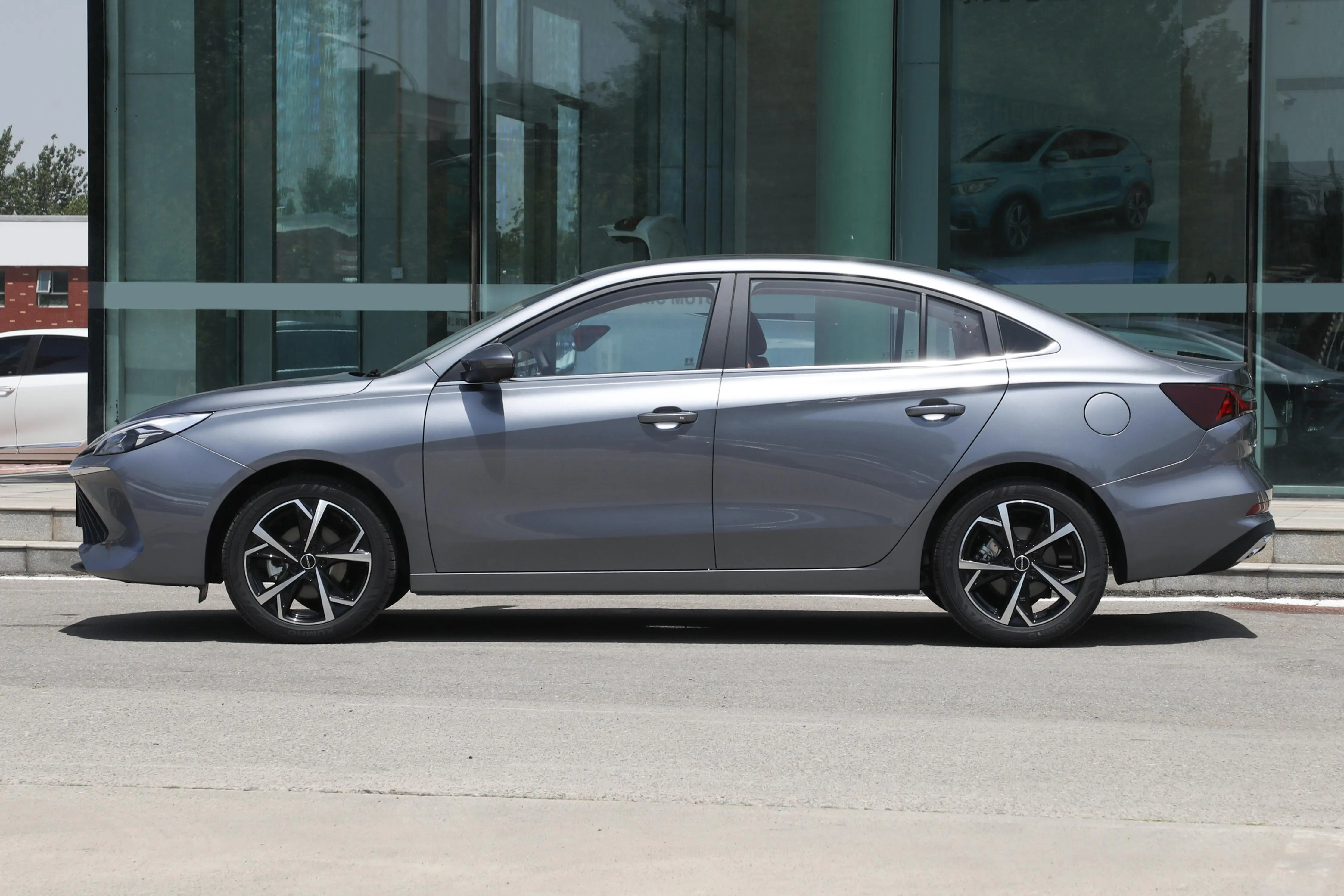 荣威i5限时499万起提供手动挡配15l动力轴距2680mm给力