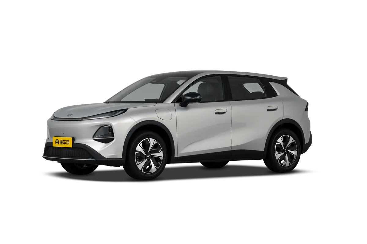 Серебристый электрический Changan Qiyuan Q05, вид спереди сбоку