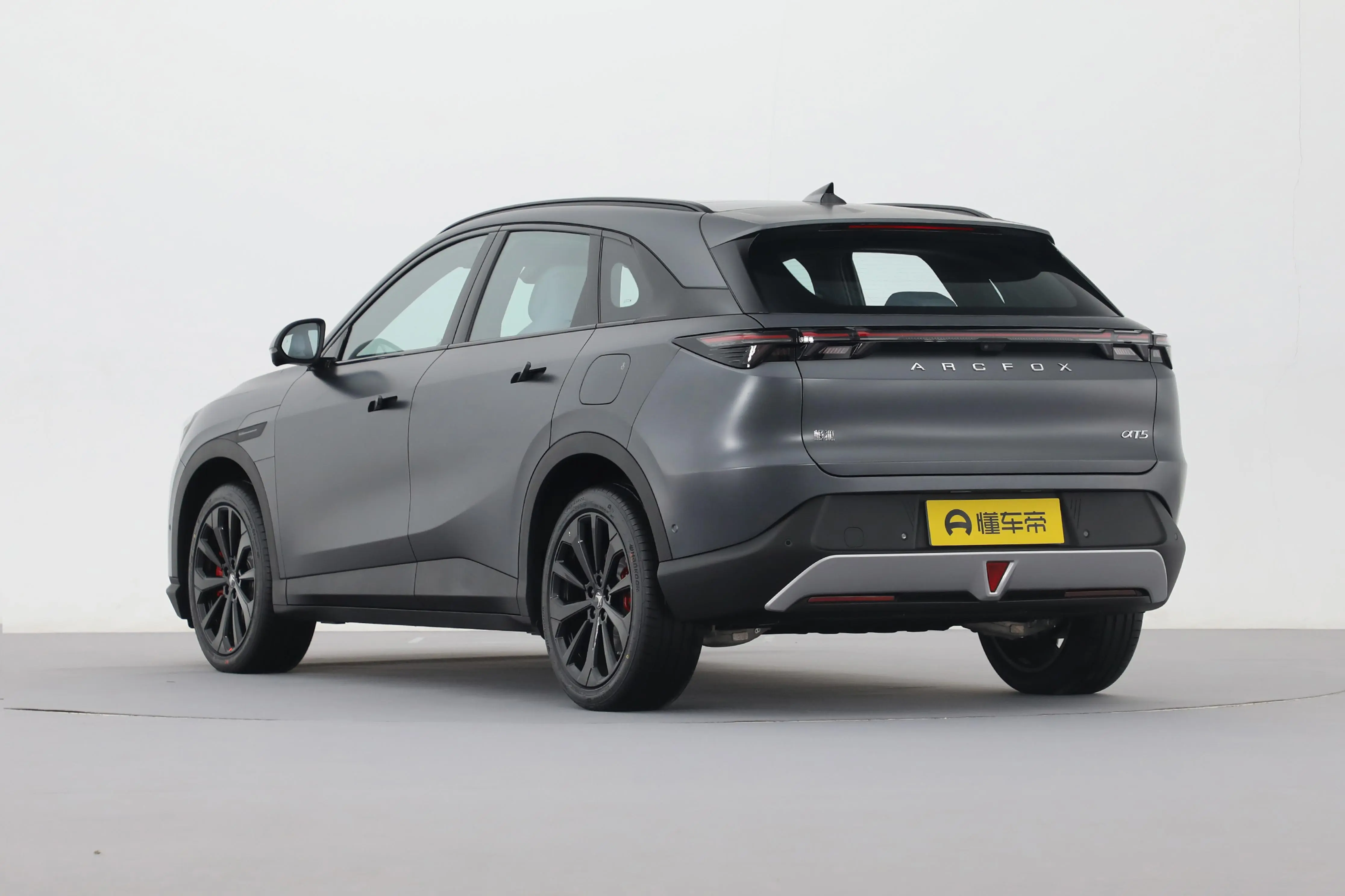 极狐阿尔法t5的外观风格年轻,运动感较强,前脸部分的流线型大灯呈现