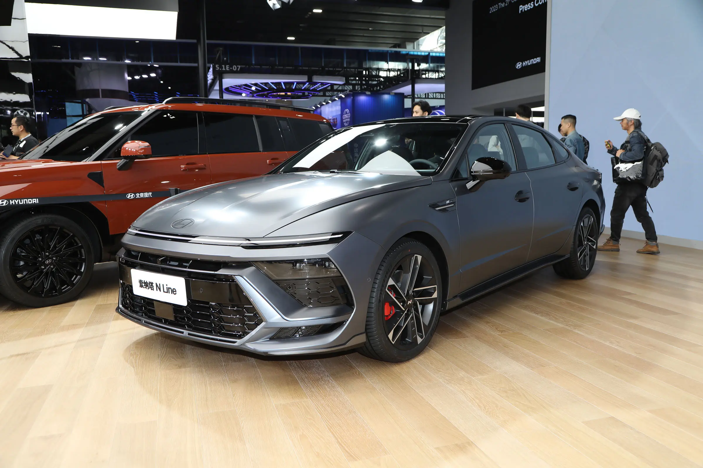 第11代索纳塔的外观设计采用了现代汽车最新的设计理念,整车线条更加