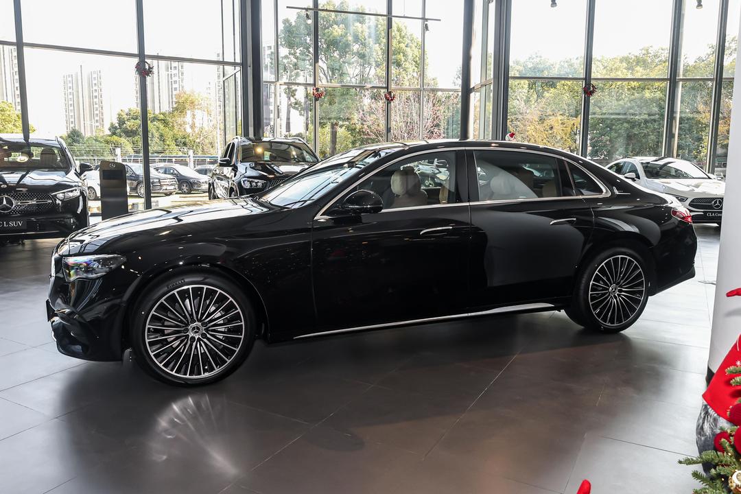 Mercedes-Benz E-Class 2026, фото 4