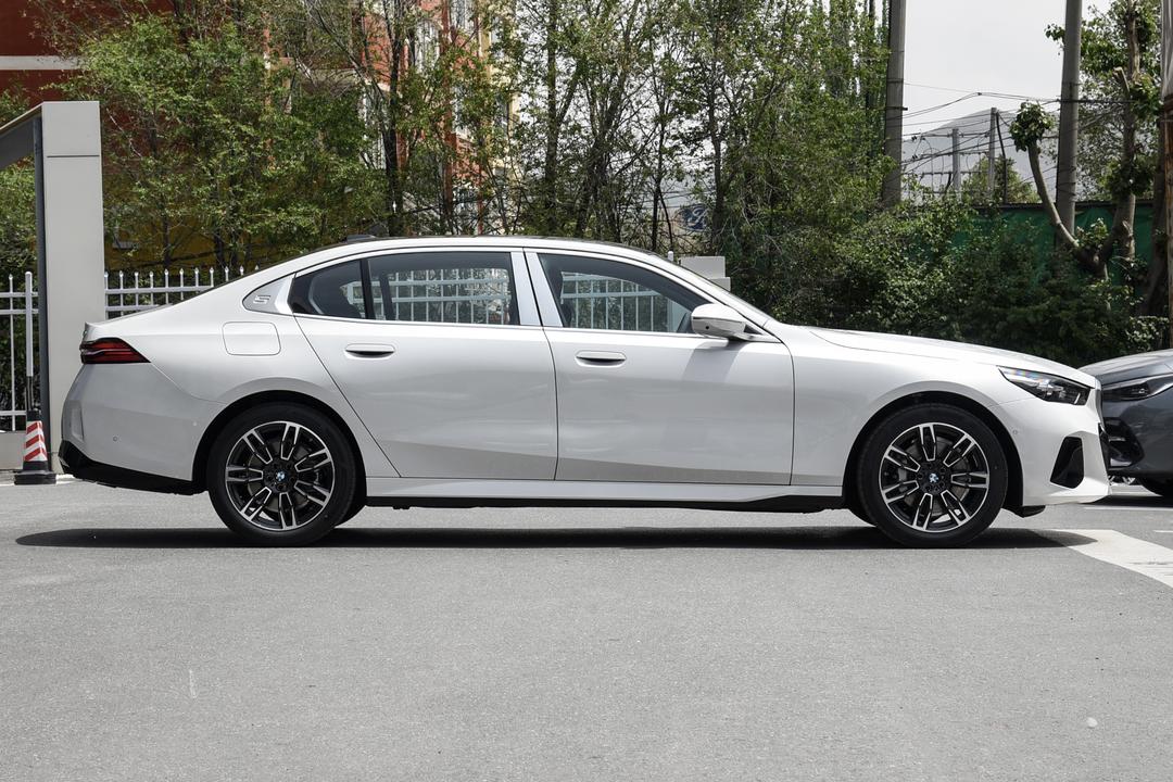 BMW 5 Series 2026, фото 8