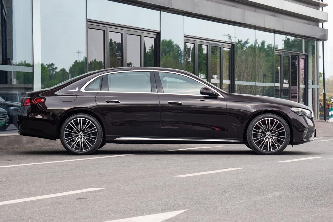 Mercedes-Benz E-Class 2026, фото 8