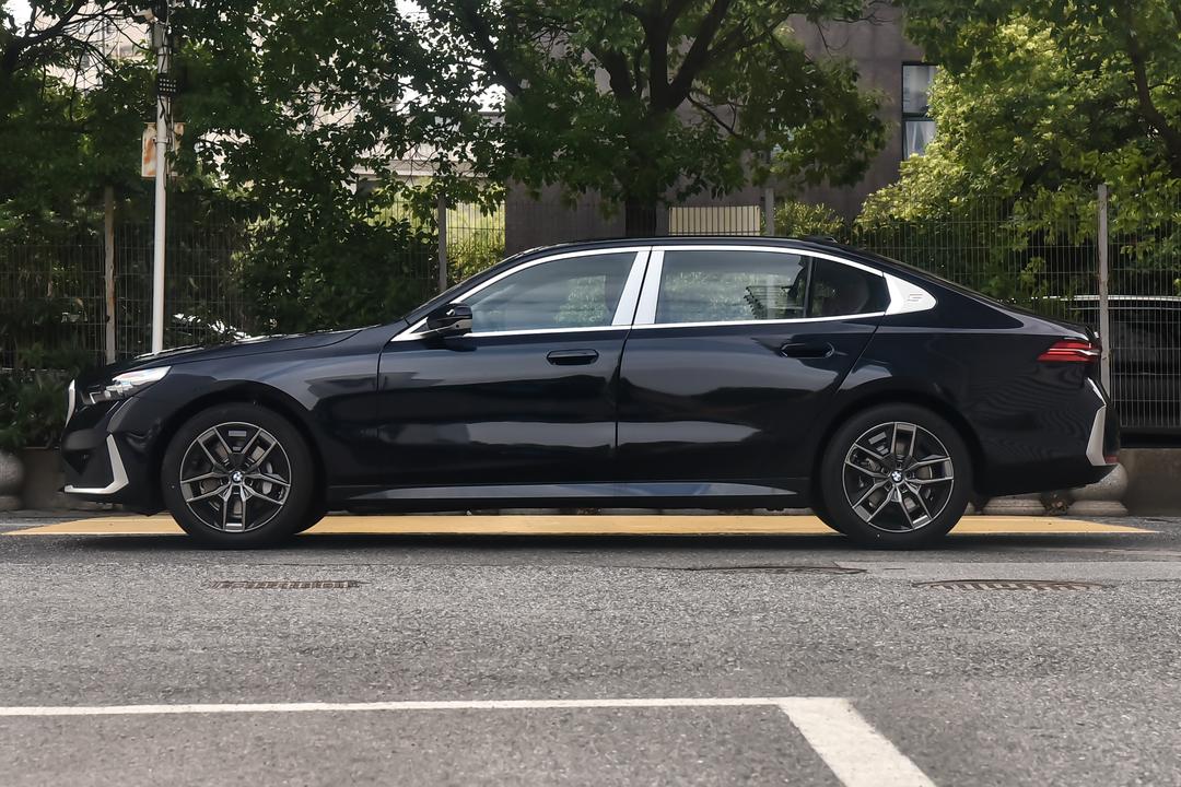 BMW 5 Series 2026, фото 4