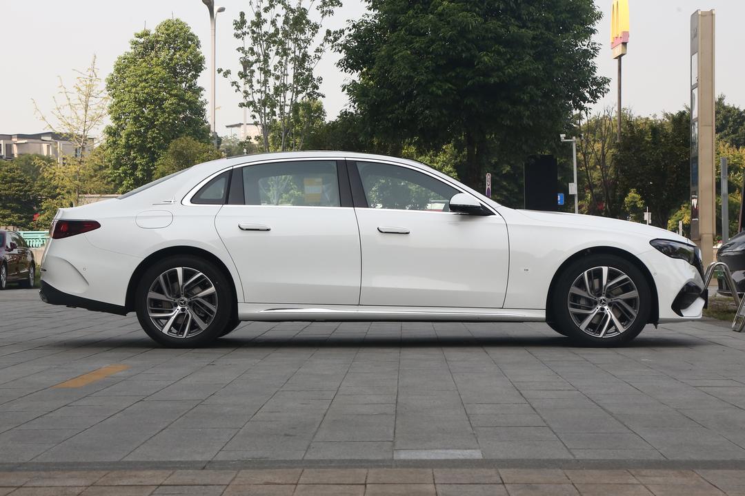Mercedes-Benz E-Class 2026, фото 8