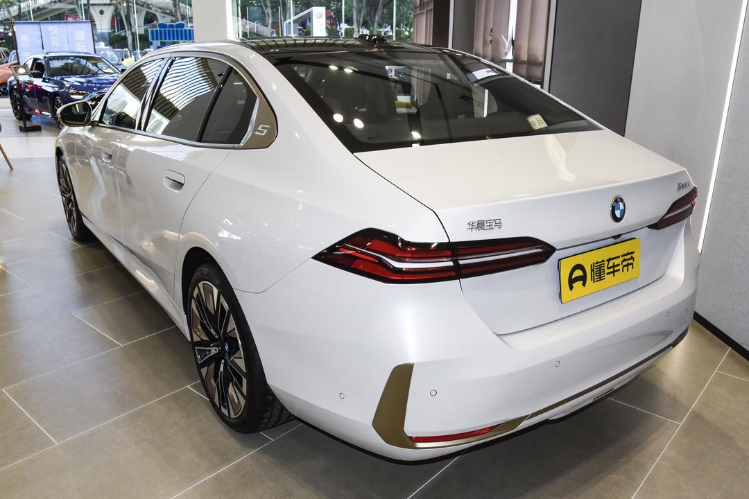 BMW 5 Series 2026, фото 5