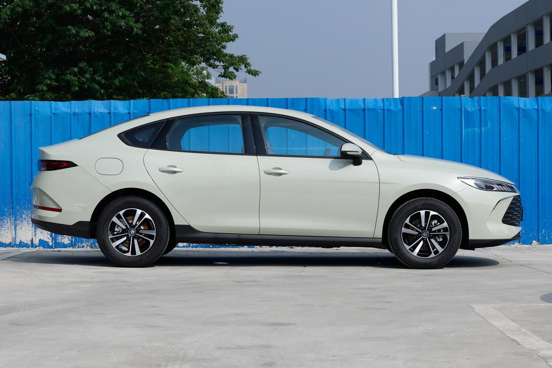 BYD Qin PLUS DM 2026, фото 8