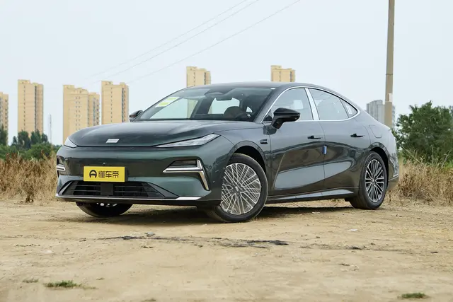 Geely Starlight 8 PHEV 2026 — купить из Китая под заказ