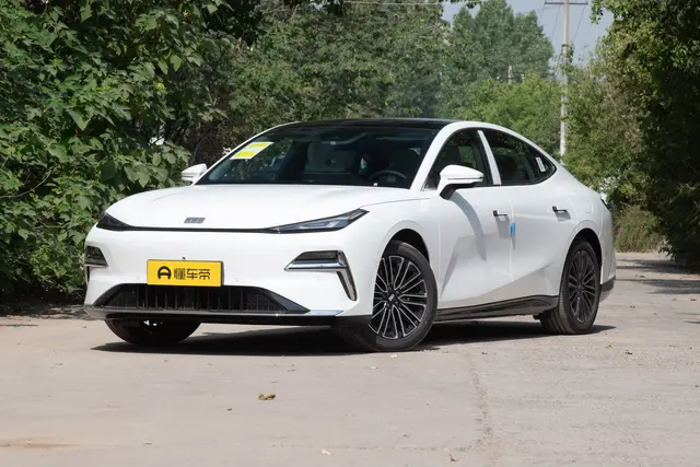 Geely Starlight 8 PHEV 2026 — купить из Китая под заказ