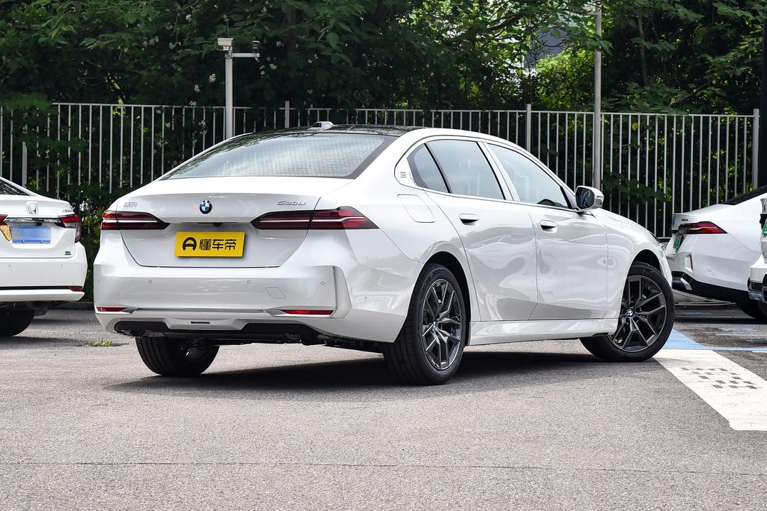 BMW 5 Series 2026, фото 7