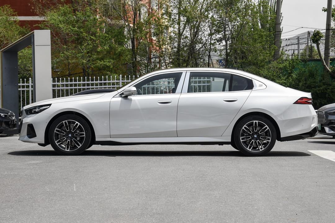 BMW 5 Series 2026, фото 4