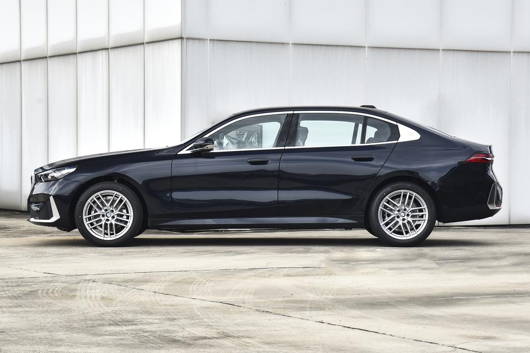 BMW 5 Series 2026, фото 4