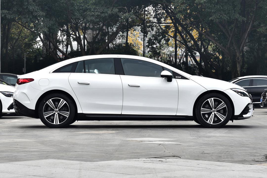 Mercedes-Benz EQE 2026, фото 8