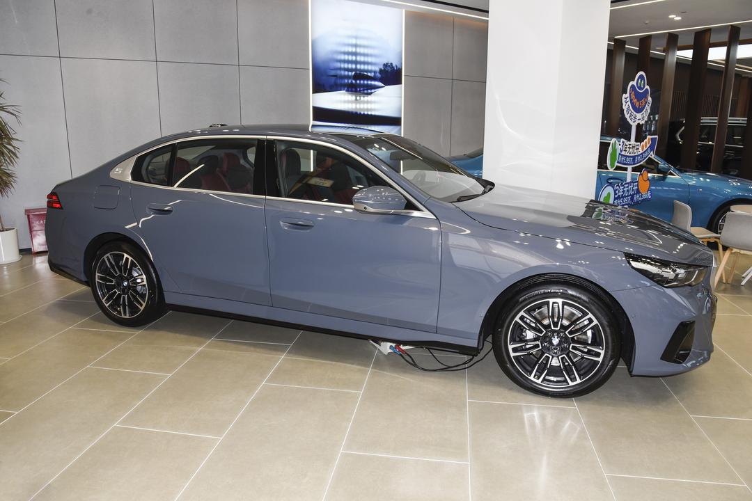 BMW 5 Series 2026, фото 8