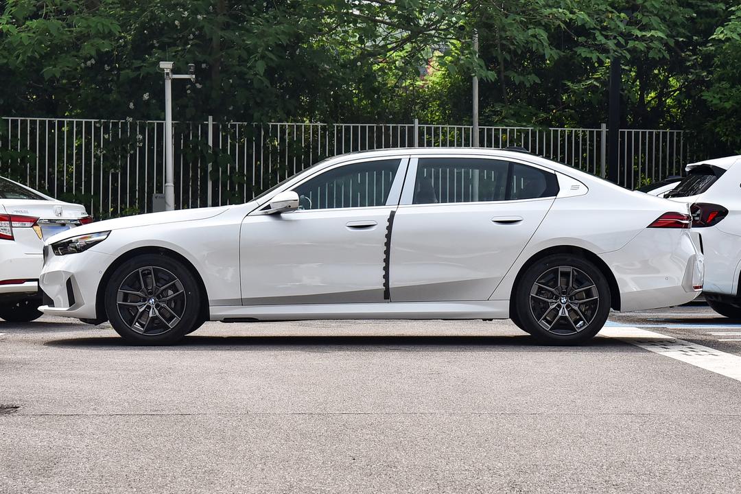 BMW 5 Series 2026, фото 4