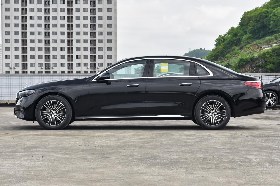 Mercedes-Benz E-Class 2026, фото 4