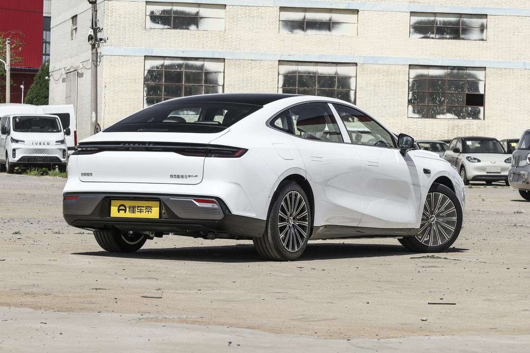 Geely Starlight 8 PHEV 2026, фото 7