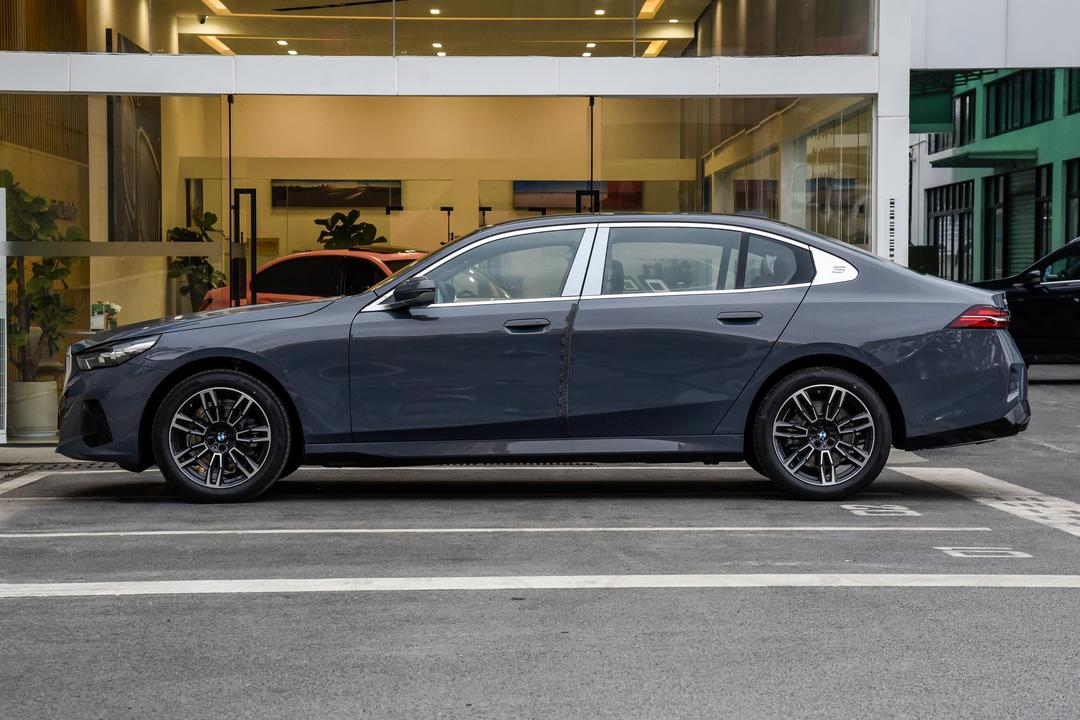 BMW 5 Series 2026, фото 4