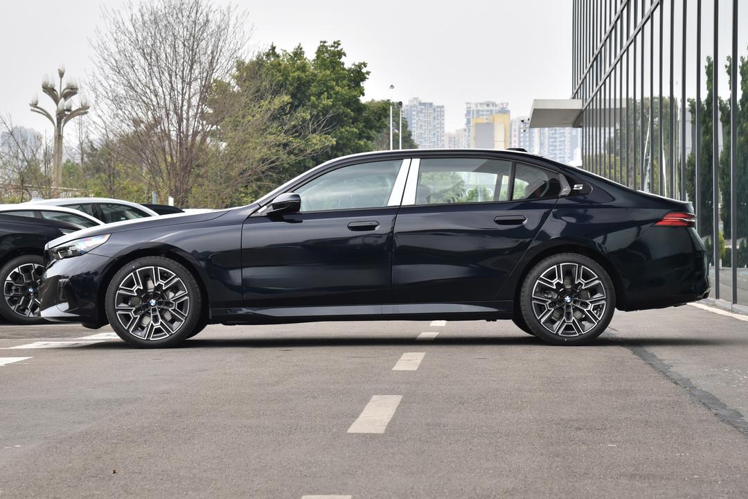 BMW 5 Series 2026, фото 4