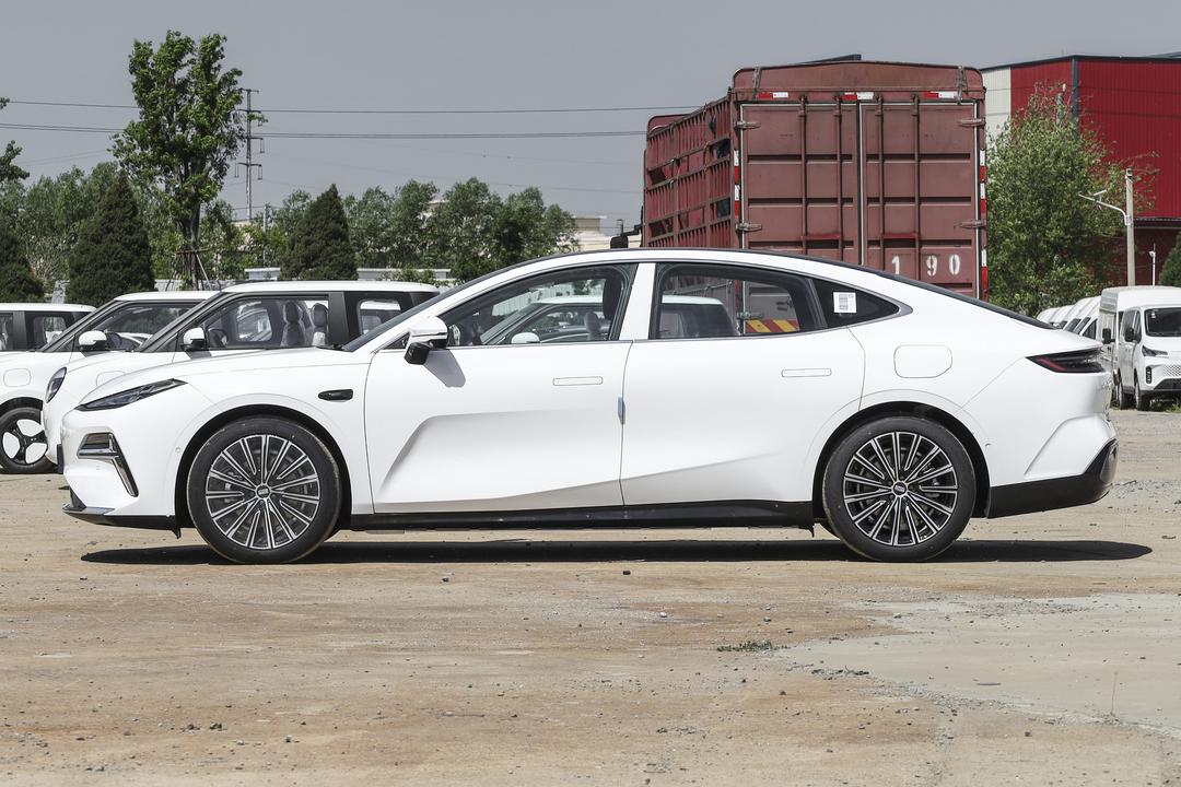 Geely Starlight 8 PHEV 2026, фото 4