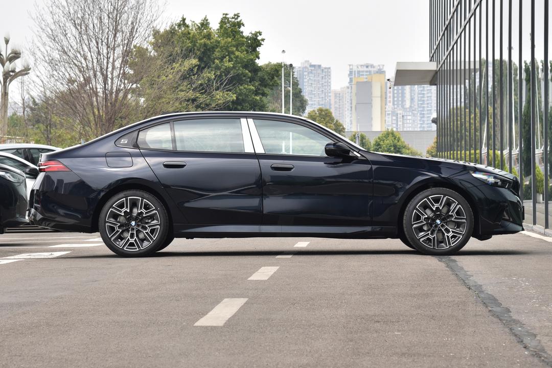 BMW 5 Series 2026, фото 8