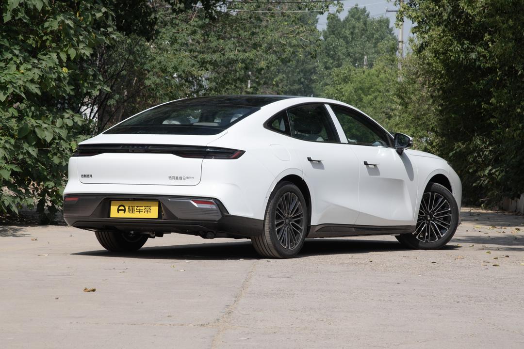 Geely Starlight 8 PHEV 2026, фото 7