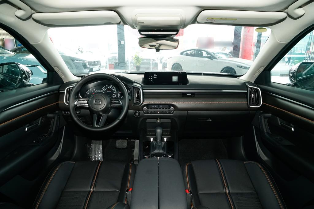Салон Mazda CX-50 — фото 1