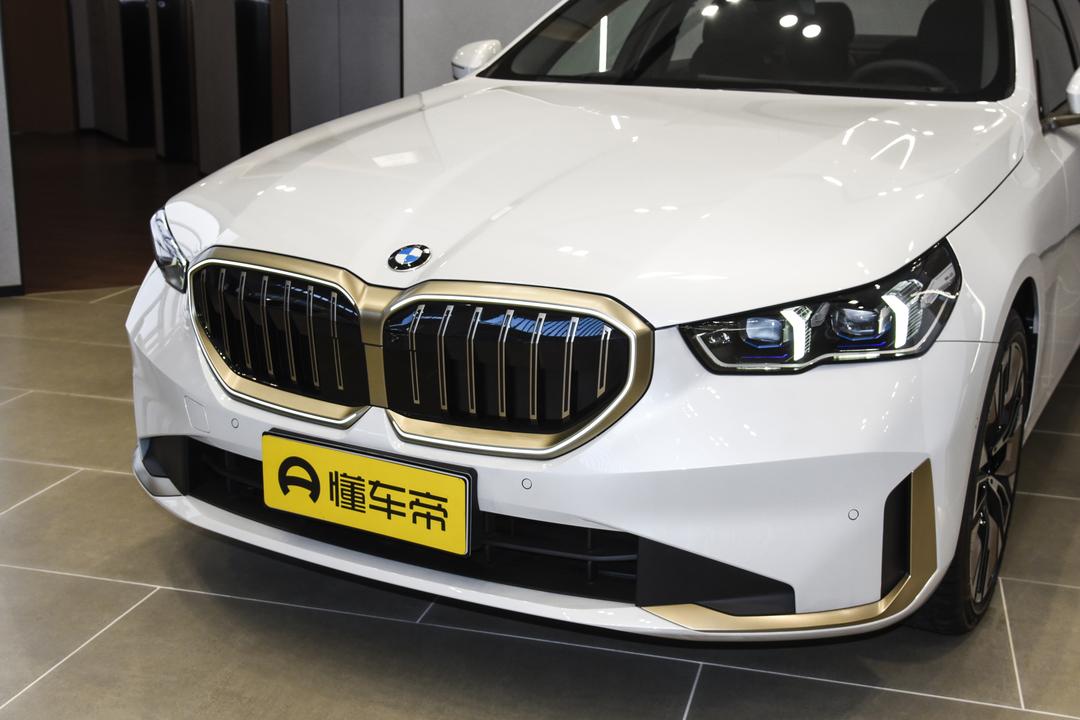 BMW 5 Series 2026, фото 12