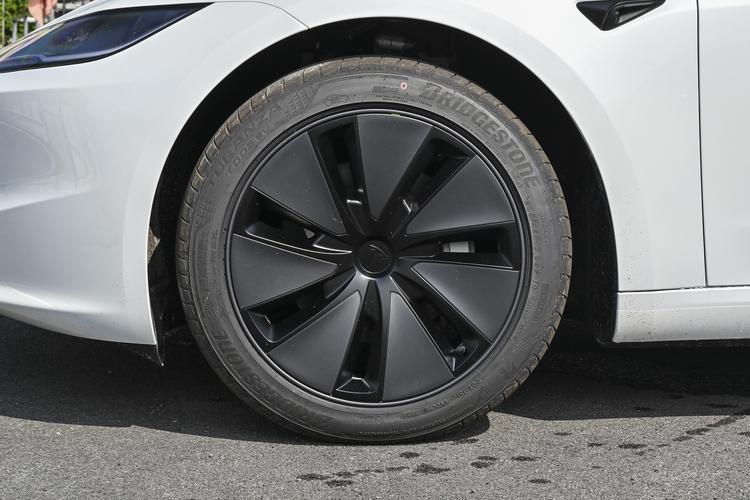 Tesla Model 3 - фото 13