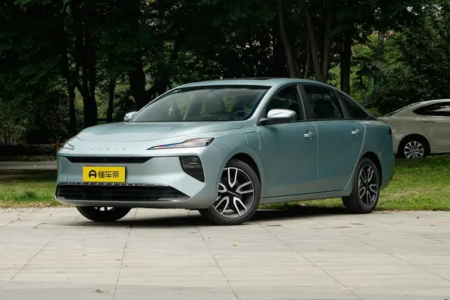Roewe D6 2026 — купить из Китая под заказ