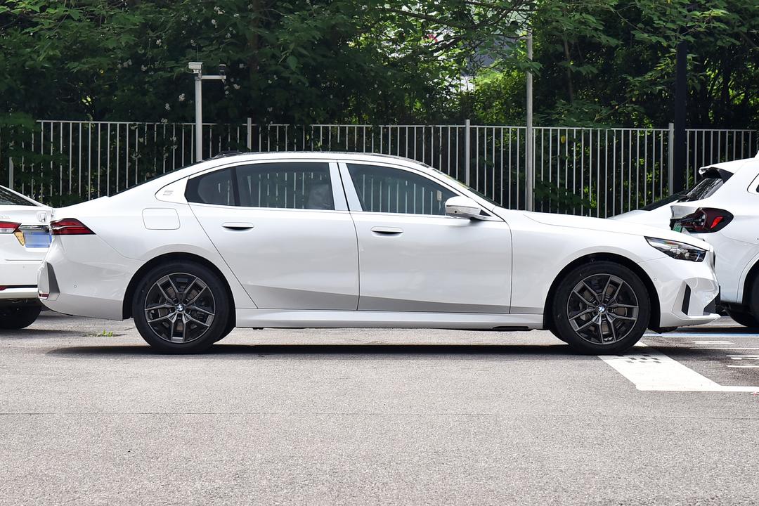 BMW 5 Series 2026, фото 8
