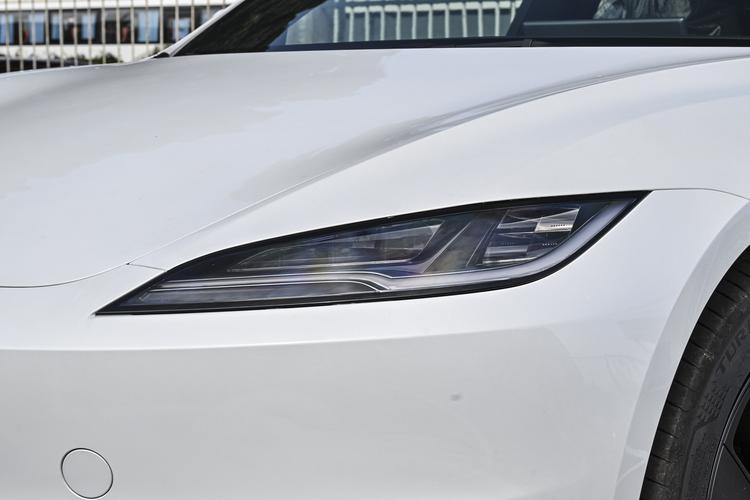 Tesla Model 3 - фото 10