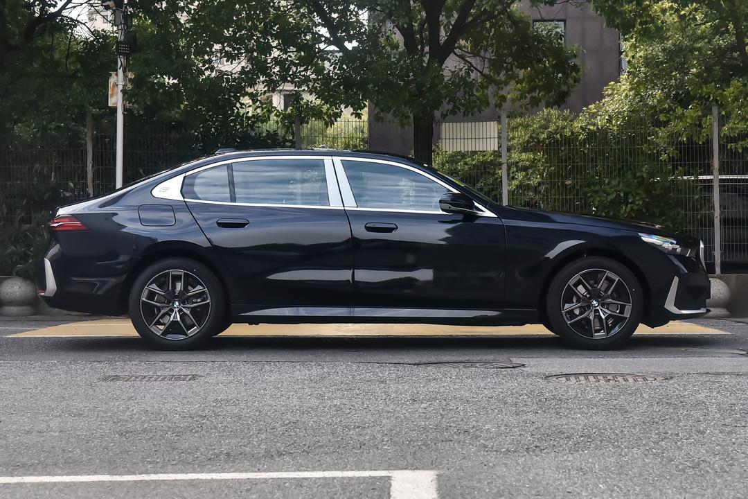 BMW 5 Series 2026, фото 8
