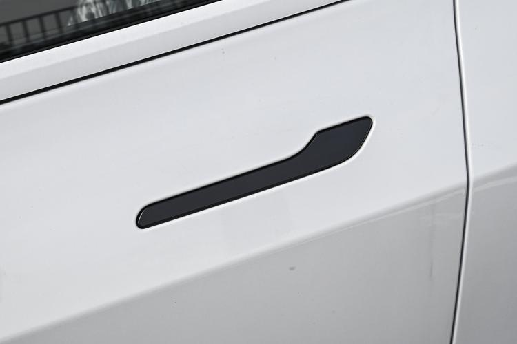 Tesla Model 3 - фото 12