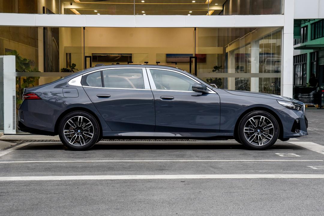 BMW 5 Series 2026, фото 8