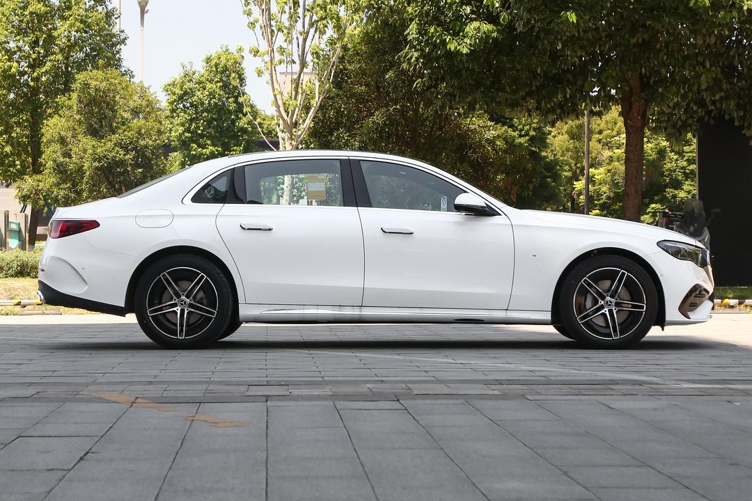 Mercedes-Benz E-Class 2026, фото 8