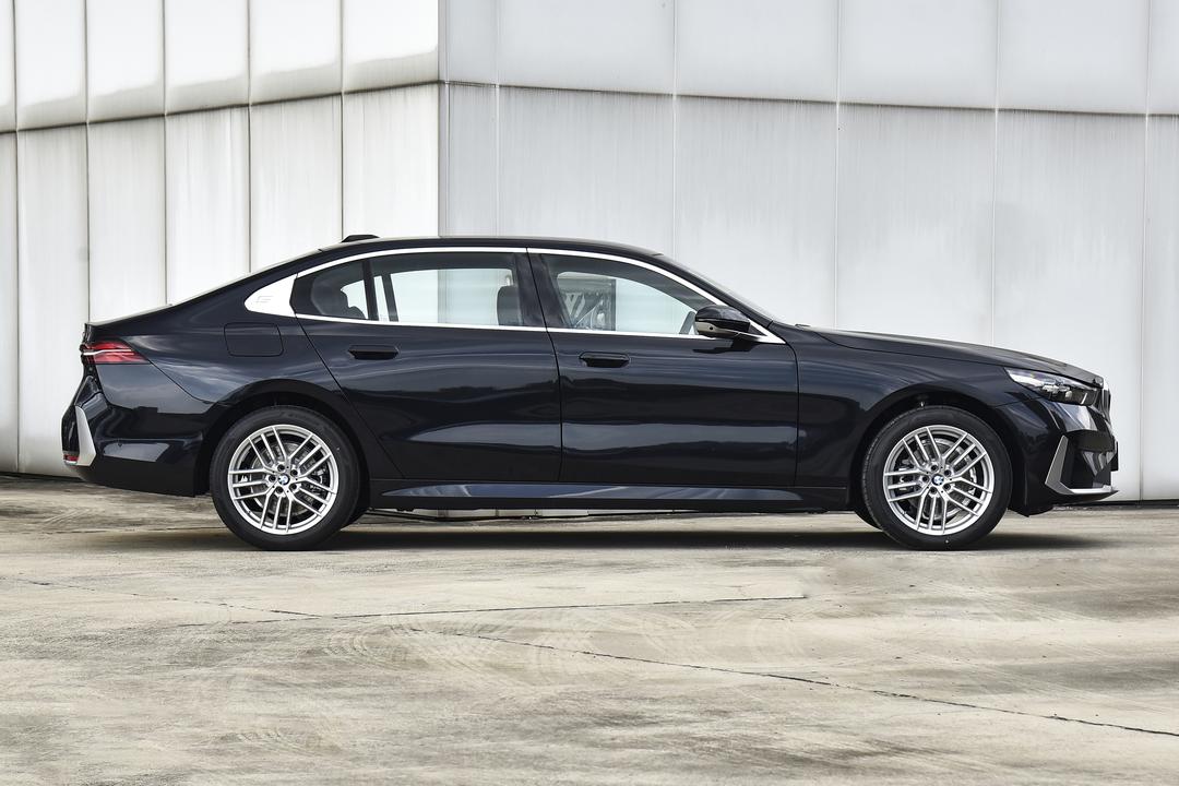 BMW 5 Series 2026, фото 8