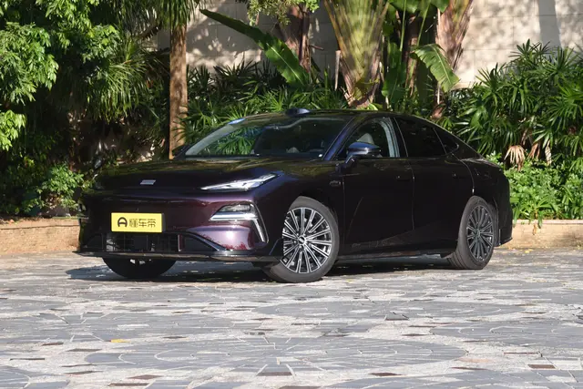 Geely Starlight 8 PHEV 2026 — купить из Китая под заказ