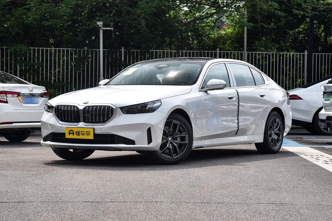 BMW 5 Series 2026, фото 1
