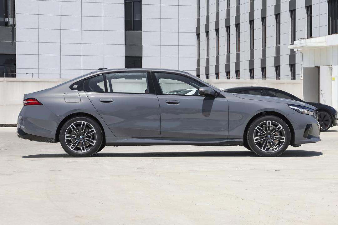BMW 5 Series 2026, фото 8