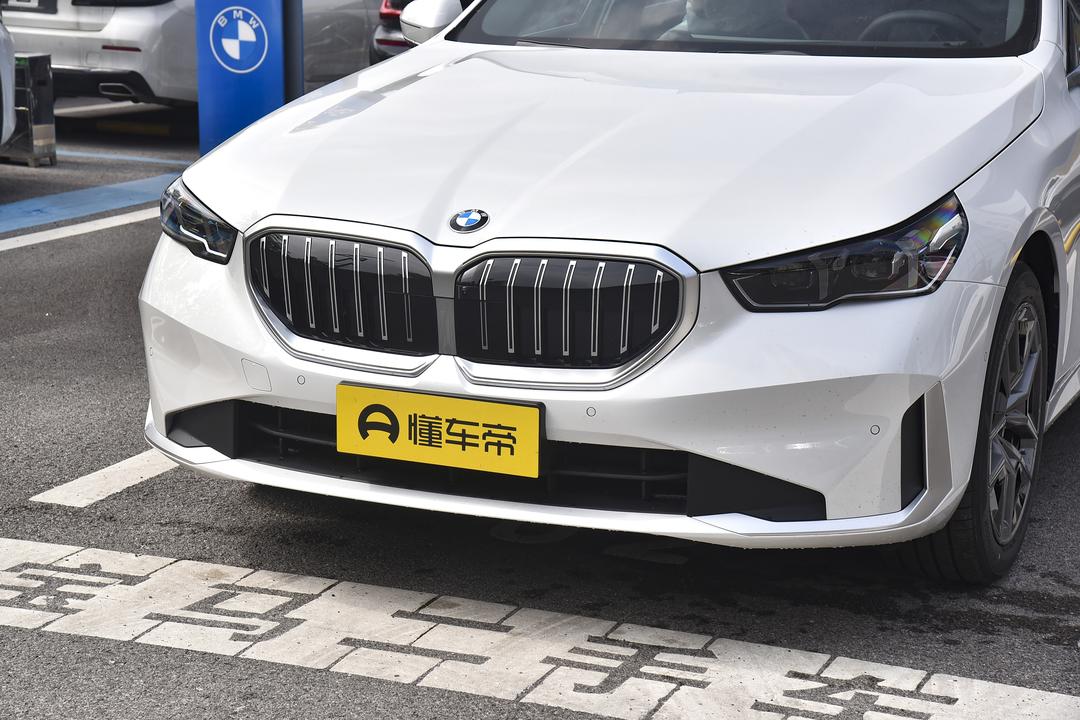 BMW 5 Series 2026, фото 9
