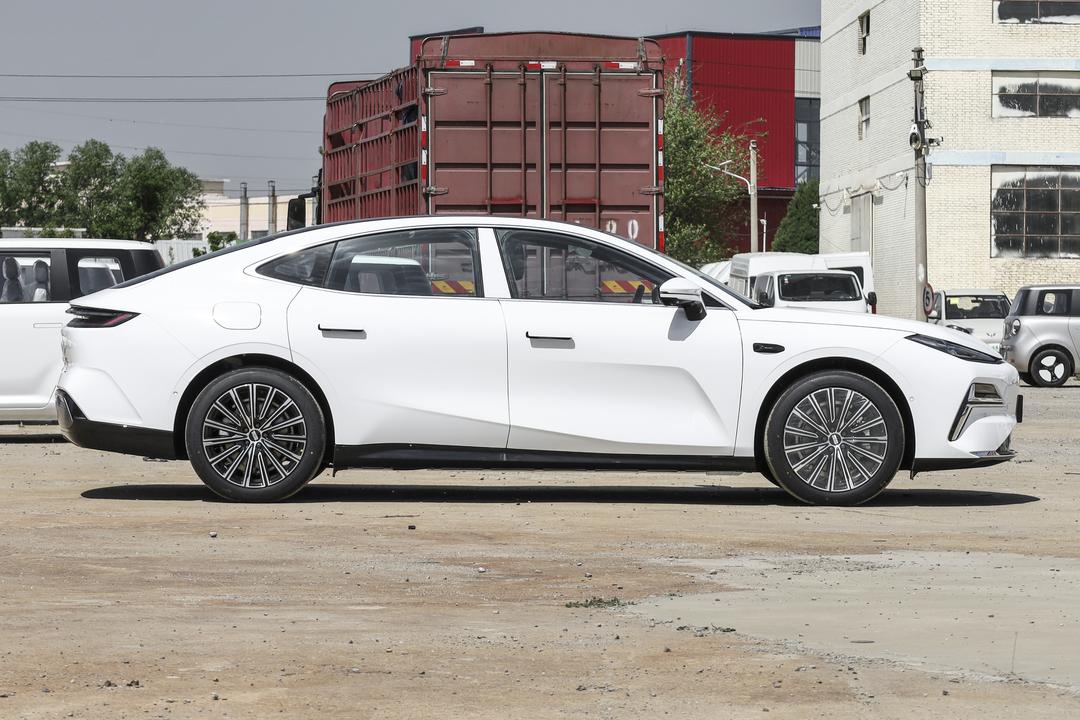 Geely Starlight 8 PHEV 2026, фото 8