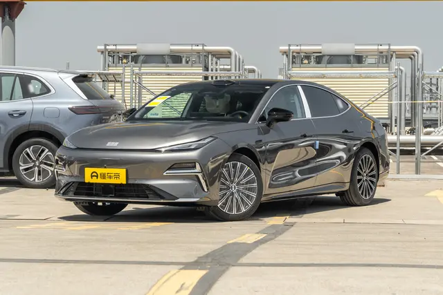 Geely Starlight 8 PHEV 2026 — купить из Китая под заказ