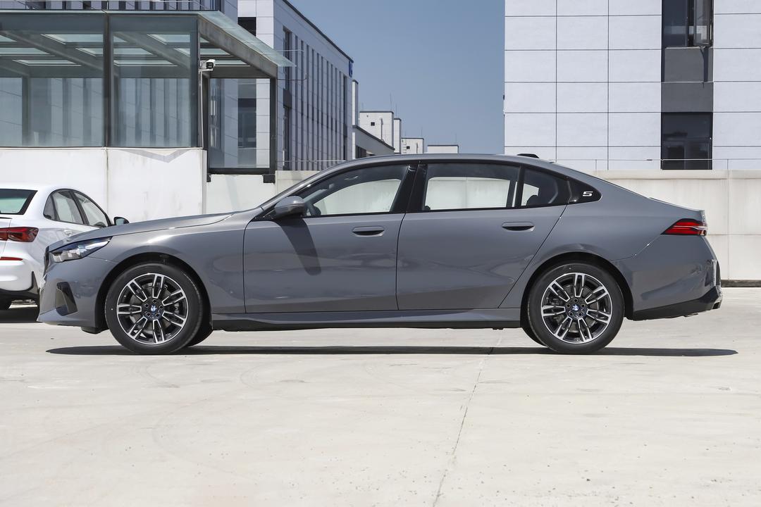 BMW 5 Series 2026, фото 4
