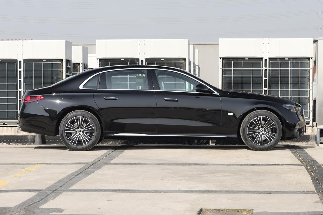 Mercedes-Benz E-Class 2026, фото 8