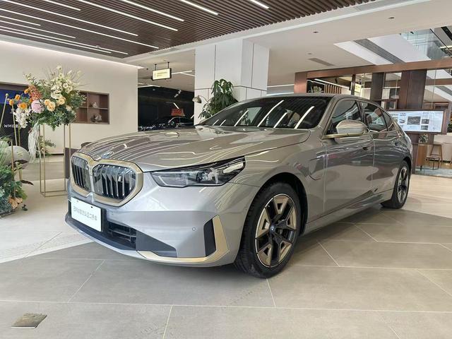 BMW i5 2024 года выпуска